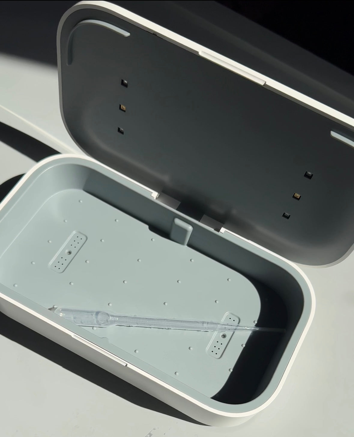 Multifunctional Box Wireless charger and UV light sterilization.